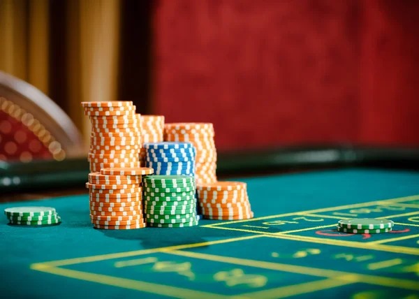 sahabatlotre live-dealer table on mobile screen with blackjack and roulette games